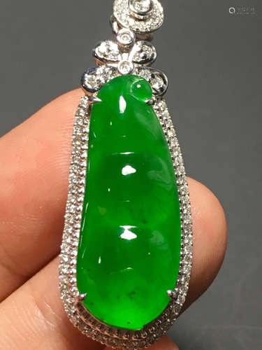 A GREEN JADEITE CARVED BEAN PENDANT