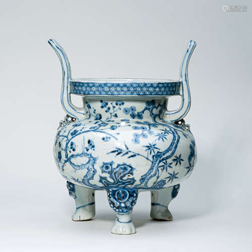 CHINESE PORCELAIN BLUE AND WHITE FLOWER TRIPLE FEET CENSER