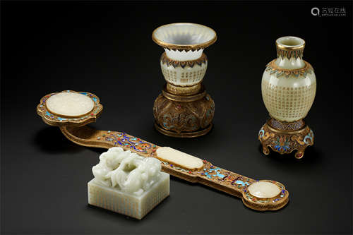 FIVE CHINESE JADE CARVEING COLLECTION IN ROSEWOOD CASE