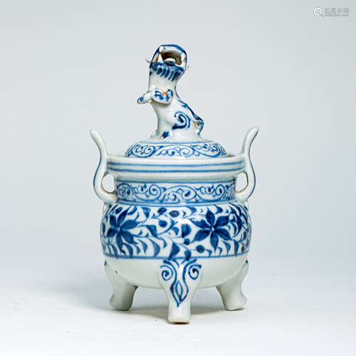 CHINESE PORCELAIN BLUE AND WHITE FLOWER BEAST LIDDED TRIPLE FEET CENSER