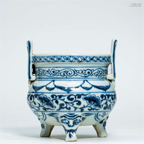 CHINESE PORCELAIN BLUE AND WHITE TRIPLE FEET CENSER