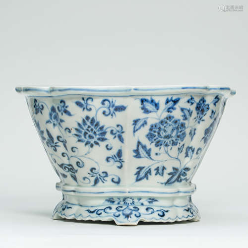 CHINESE PORCELAIN BLUE AND WHITE FLOWER BASIN