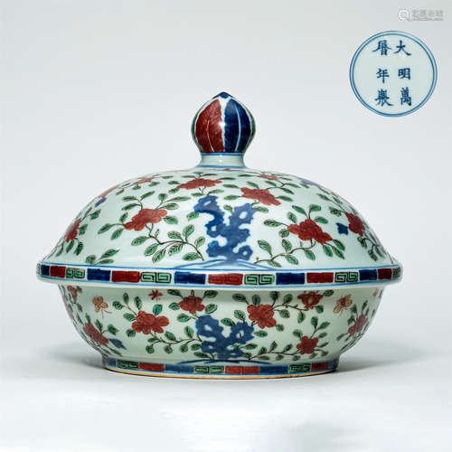 CHINESE PORCELAIN BLUE AND WHITE WUCAI LIDDED BOWL