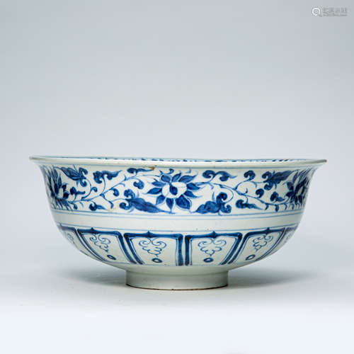 CHINESE PORCELAIN BLUE AND WHITE FLOWER BOWL