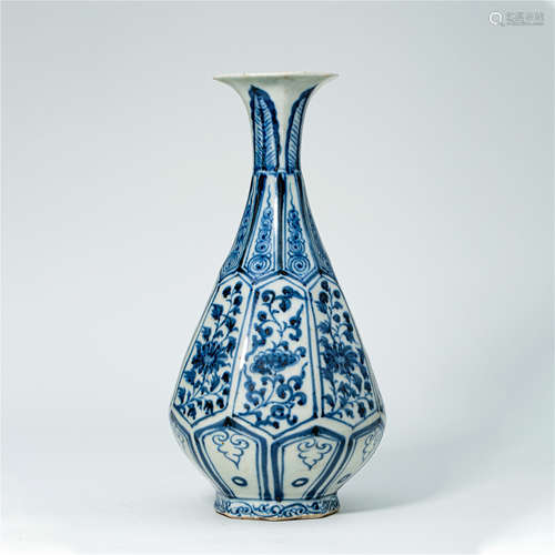 CHINESE PORCELAIN BLUE AND WHITE FLOWER VASE