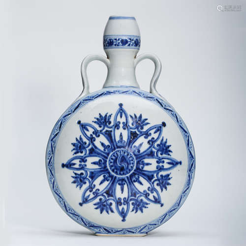 CHINESE POECELAIN BLUE AND WHITE FLOWER MOONFLASK