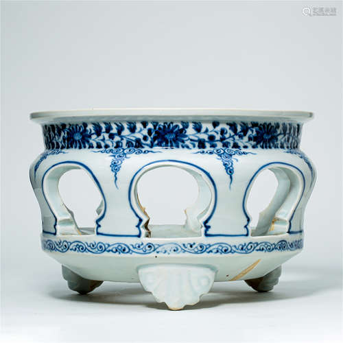 CHINESE PORCELAIN BLUE AND WHITE PLANTER