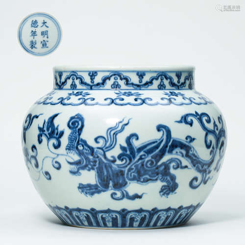 CHINESE PORCELAIN BLUE AND WHITE DRAGON JAR