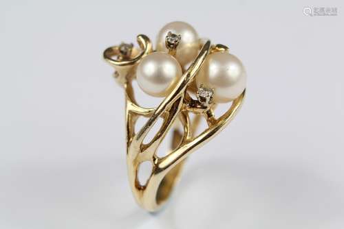 A Lady's 14ct Yellow Gold Cultured Pearl and Diamond Ring, size    , approx   gms