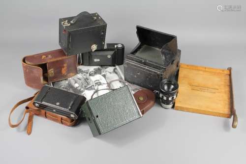 Miscellaneous Vintage Cameras; this lot includes a Carl Zeiss Ikon Nettar 515/2 Folding Camera with a Novar Anastigmat 1:4