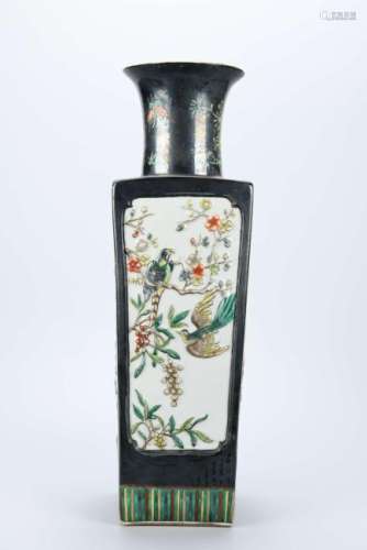 A CHINESE FAMILLE VERT FACETED VASE,