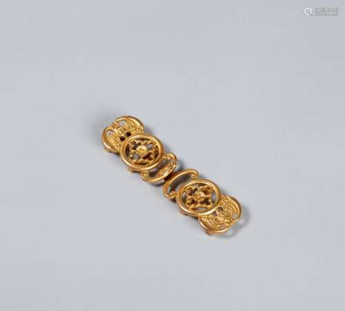 A CHINESE GILT BRONZE BELT HOOK, QING DYNASTY