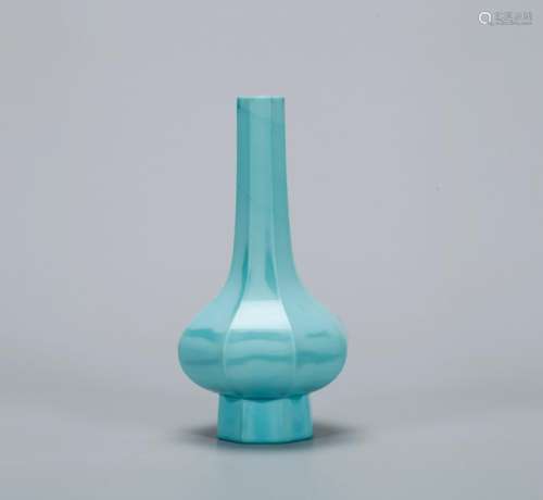 A CHINESE TURQUOISE PEKING GLASS VASE, QING DYNASTY