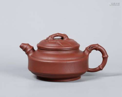 A CHINESE ZISHA CLAY TEA POT, MARKED 'GU JING ZHOU ZHI'