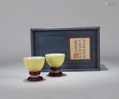 A PAIR OF CHINESE LIME-YELLOW GLAZED CUPS, LABELED