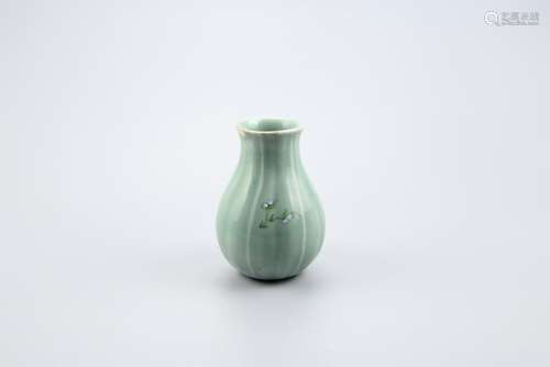 A CHINESE CELADON AND FAMILLE ROSE VASE, 18TH CENTURY