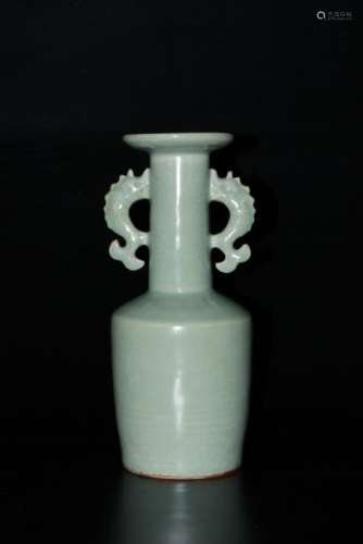 A CHINESE LONGQUAN CELADON DRAGON-HANDLED MALLET VASE