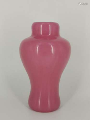 A CHINESE PINK PEKING GLASS VASE, QING DYNASTY