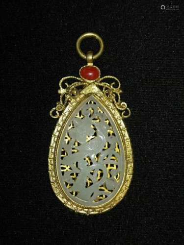 A CHINESE JADE AND GOLD PENDANT, QING DYNASTY