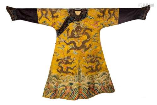 AN IMPERIAL YELLOW-GROUND EMBROIDERED DRAGON ROBE.QING