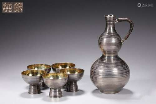 A SET OF JAPANESE SILVER WINE POT AND CUPS