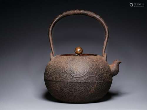 A JAPANESE IRON TEAPOT AND COVER.ANTIQUE