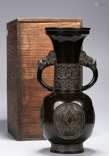 A BRONZE VASE AND BOX.QING PERIOD