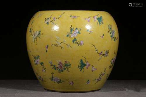 A YELLOW-GROUND FAMILLE-ROSE JAR.QING PERIOD