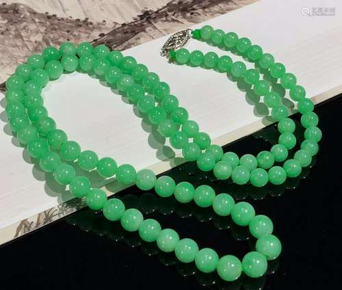 A JADEITE BEADS NECKLACE.