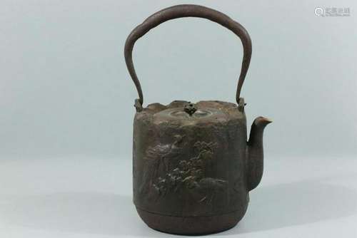 A JAPANESE IRON TEAPOT AND COVER.ANTIQUE