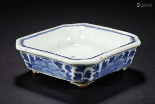 A BLUE AND WHITE BASIN.QING PERIOD