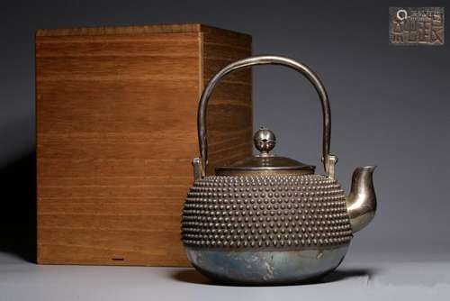 A JAPANESE TEAPOT AND COVER.ANTIQUE