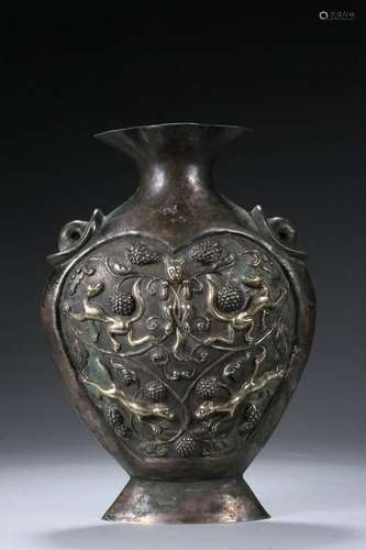 A CARVED GILT-SILVER VASE.REPUBLIC PERIOD