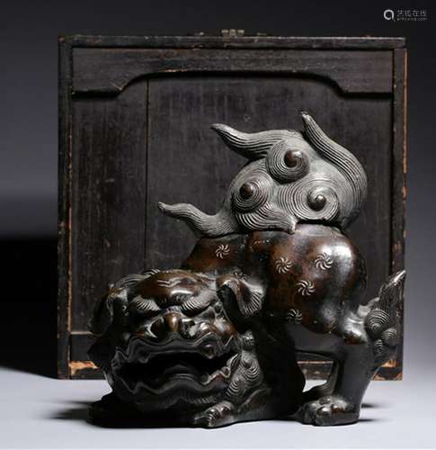 A BRONZE LION BURNER AND BOX.QING PERIOD