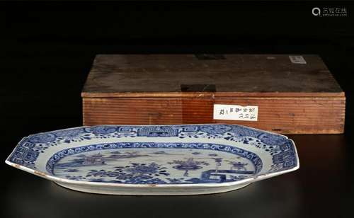 A BLUE AND WHITE DISH.QING PERIOD