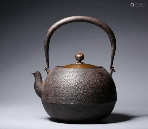 A JAPANESE IRON TEAPOT AND COVER.ANTIQUE