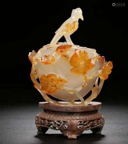 A CARVED AGATE WATERPOT AND COVER.ANTIQUE