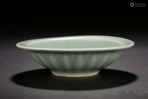 A CARVED LONGQUAN-CELADON-GLAZED FISH BOWL.SONG PERIOD