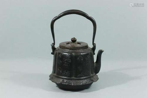 A JAPANESE IRON TEAPOT AND COVER.ANTIQUE