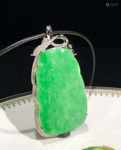 A WHITE-GOLD DIAMOND JADEITE NECKLACE.