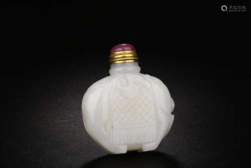 CHINESE WHITE JADE CARVING OF SNUFF BOTTLE