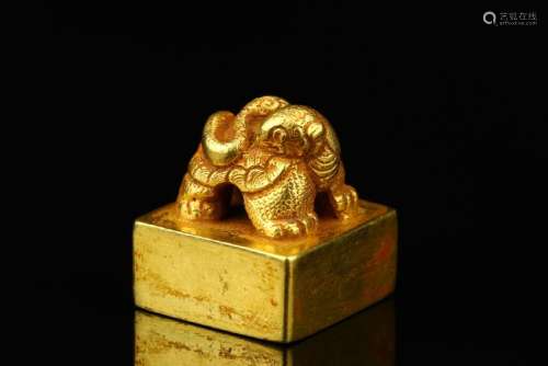 PURE GOLD CARVING SEAL WITH AUSPICIOUS BEAST KNOB