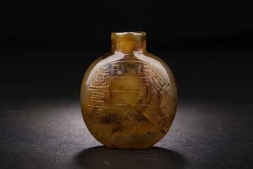 RUSSET AGATE CARVING OF SNUFF BOTTLE