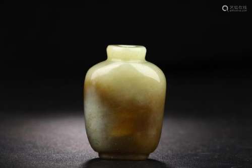 YELLOW JADE CARVING OF SNUFF BOTTLE