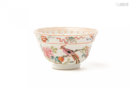 A CHINESE PORCELAIN SMALL TEA BOWL