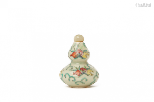 A DOUBLE GOURD PORCELAIN SNUFF BOTTLE