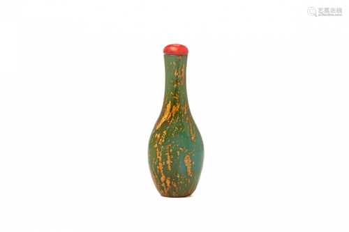 A CHINESE SPANGLE GLASS SNUFF BOTTLE