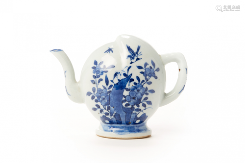 AN ANTIQUE CHINESE BLUE AND WHITE PORCELAIN CADOGAN TEAPOT