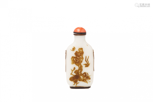 A BROWN OVERLAY GLASS SNUFF BOTTLE