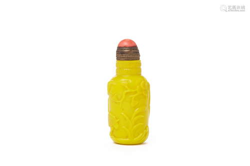 A YELLOW GLASS SNUFF BOTTLE